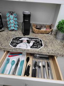 um balcão de cozinha com uma gaveta cheia de utensílios em NEWLY Renovated condo 5 min from Airport em Miami