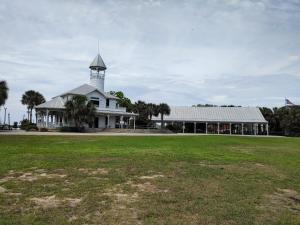 un edificio blanco con una torre en lo alto de un campo en The Kind Room at the Kind House! FLETC, Traveling Professionals Welcome!, en Brunswick