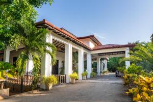 uma vista exterior de um edifício com palmeiras em Alai Resort em Mullaittivu