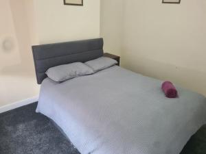 Galeriebild der Unterkunft L & J ESCAPES-4 BEDROOMs SUITABLE FOR CONTRACTORS AND FAMILIES- LARGE PRIVATE PARKING-10 MINUTES TO M6 JUNCTION 9 in Coseley + 11 Fotos