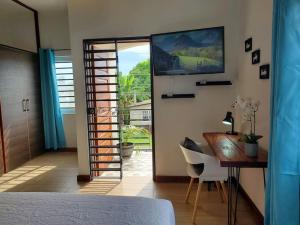 een slaapkamer met een bureau, een tafel, een bureau en een stoel bij 'The Solace' New Luxury Modern 1Bed 1Bath Apt. in Portmore