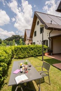 una mesa y una silla en el patio de una casa en Case Vacanza Orchidea en Coreglia Antelminelli