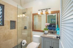 een badkamer met een toilet, een wastafel en een douche bij Kaha Lani 304 in Lihue