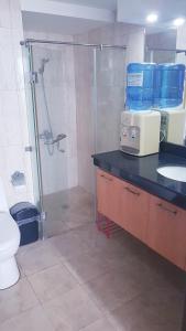 un bagno con doccia, lavandino e WC di Luxury Budget Condo in Central Cebu a Cebu City Altre 8 foto
