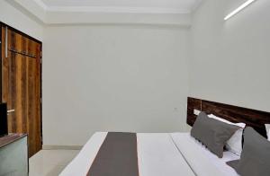 Postel nebo postele na pokoji v ubytování Collection O Raksha Inn Near PVR Ansal Plaza Greater Noida