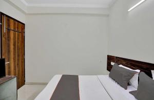 Postel nebo postele na pokoji v ubytování Collection O Raksha Inn Near PVR Ansal Plaza Greater Noida