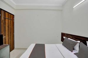 Postel nebo postele na pokoji v ubytování Collection O Raksha Inn Near PVR Ansal Plaza Greater Noida