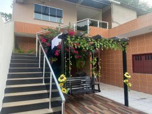 Una casa con una escalera con flores. en POUSADA ECOALTER en Santarém