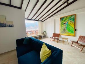 salon z niebieską kanapą i obrazem w obiekcie Hermoso apartamento en Envigado w mieście Envigado