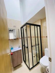 uma casa de banho com um chuveiro e um WC. em Hermoso apartamento en Envigado em Envigado