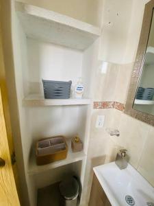 mała łazienka z umywalką i toaletą w obiekcie Hermoso apartamento en Envigado w mieście Envigado