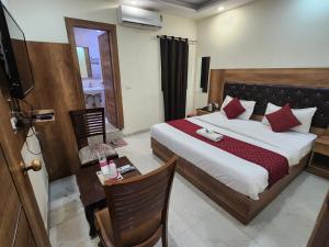 Postel nebo postele na pokoji v ubytování Hotel IBY Plaza Near IGI Airport