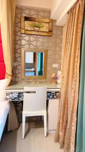 a bedroom with a dressing table and a mirror at 天天泡湯 in Yilan City