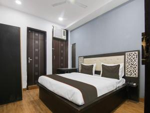 een slaapkamer met een groot bed in een kamer bij RD HOTEL in New Delhi