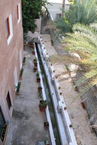 an overhead view of a courtyard with plants and a building at Riad Nizwa in Nizwa