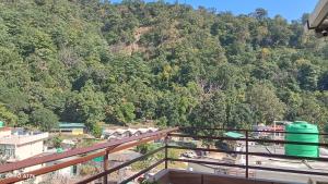 d'un balcon offrant une vue sur la montagne. dans l'établissement Yellow Leaf, à Rishikesh