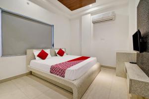 Voodi või voodid majutusasutuse OYO Flagship Hotel Laxmi Inn toas