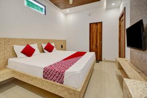 Un pat sau paturi într-o cameră la OYO Flagship Hotel Laxmi Inn
