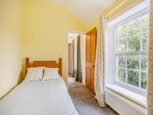 1 dormitorio con cama y ventana en Misdale House en Louth