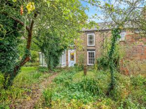 una casa de ladrillo con un jardín delante de ella en Misdale House en Louth