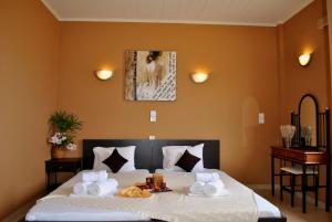 Ένα ή περισσότερα κρεβάτια σε δωμάτιο στο Iliovasilema Hotel