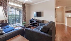 uma sala de estar com 2 sofás e uma televisão de ecrã plano em 1351TT Unit 8407 - Tuscana Resort em Kissimmee