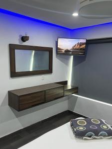 グアダラハラにあるHotel don Boscoの壁に薄型テレビが備わる客室です。