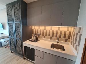 Kuchyň nebo kuchyňský kout v ubytování Trembesi Hotel
