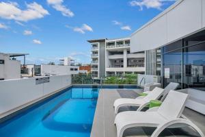 une piscine sur le toit d'un bâtiment dans l'établissement 'Easy Jeays' Executive Living near Fortitude Valley, à Brisbane