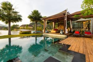 Bazén v ubytování Dasiri Lakefront Villa nebo v jeho okolí