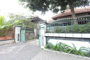 un ingresso a un edificio con cancello di OYO Life 93247 Pondok Pariwisata a Mataram