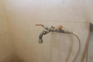 uma torneira de chuveiro na parede de uma casa de banho em OYO Life 93247 Pondok Pariwisata em Mataram