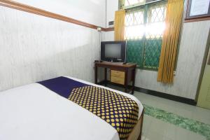 um quarto com uma cama e uma televisão numa mesa em OYO Life 93247 Pondok Pariwisata em Mataram