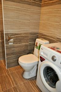 Apartments Yalta Marmaris في يالطا: حمام مع مرحاض وغسالة