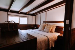 Forest Grove的住宿－Cottage 1 - The Row，一间卧室设有一张床和一个大窗户