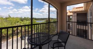 balkon ze stołem i krzesłami oraz widokiem w obiekcie 8000TW Unit 4403- Tuscana Resort w mieście Kissimmee