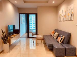 sala de estar con sofá y TV en Luxury Homestay Hạ Long, en Ha Long