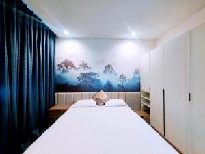 1 dormitorio con 1 cama blanca grande y una pintura en la pared en Luxury Homestay Hạ Long, en Ha Long