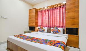 Giường trong phòng chung tại FabHotel Royal Palace +19 ảnh