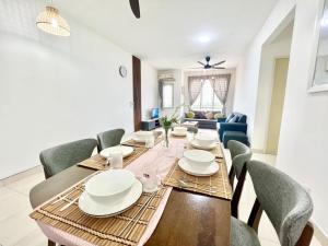 y sala de estar con mesa de comedor y sillas. en O3 1-12Pax Cozy Home Setia Alam SCCC TV&WiFi Pool, en Shah Alam