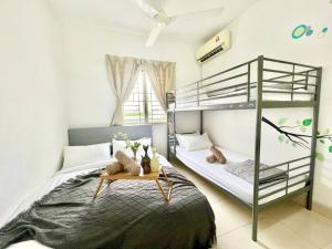 1 dormitorio con 2 literas y mesa en O3 1-12Pax Cozy Home Setia Alam SCCC TV&WiFi Pool, en Shah Alam