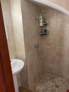 y baño con ducha, aseo y lavamanos. en Casa del nano, en Valdepeñas de Jaén