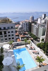 Vista ariale di una piscina sul tetto di un edificio di Windsor Guanabara Hotel a Rio de Janeiro