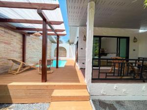 Bazén v ubytování Dara Homestay nebo v jeho okolí