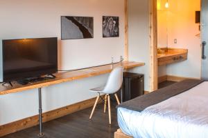 TV a/nebo společenská místnost v ubytování Ashore Hotel