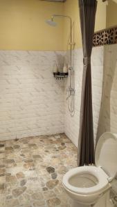 烏布的住宿－D'Natha Villa Ubud，一间带卫生间和淋浴的浴室