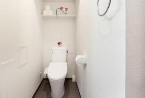 een badkamer met een wit toilet in een kamer bij RLiS-house Shin-Osaka Kita - Vacation STAY 9529 in Osaka