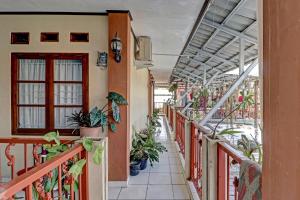 Sumedang的住宿－OYO Life 91480 Putridapisa Syariah，种植盆栽植物的建筑的阳台