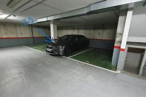 un coche está aparcado en un garaje en Occidente Costa Verde Asturiana, 