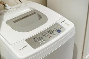 een wasmachine en droger in de kamer bij RLiS-house Shin-Osaka Kita - Vacation STAY 9516 in Osaka